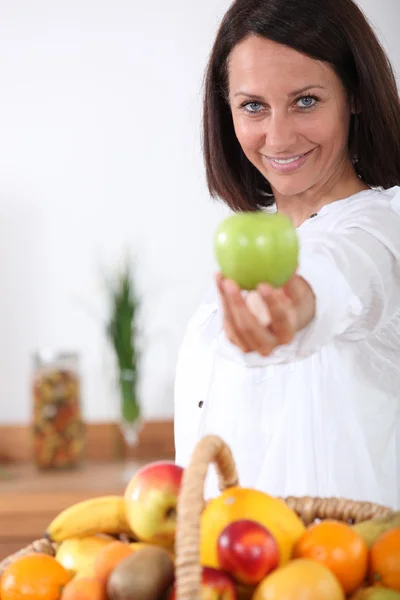 Frau schenkt Apfel — Stockfoto