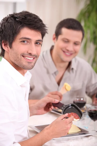 Bir raclette yeme. — Stok fotoğraf