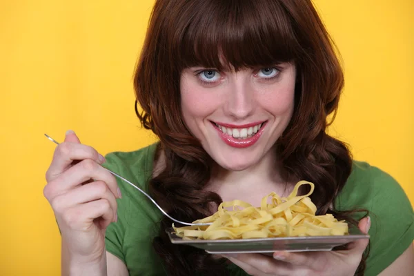 Kvinna äta tagliatelle — Stockfoto