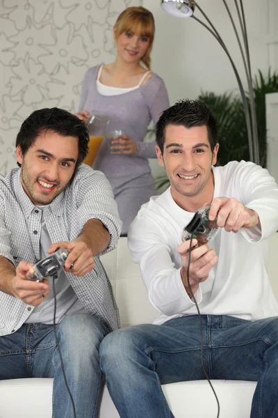 Männer spielen Videospiele — Stockfoto