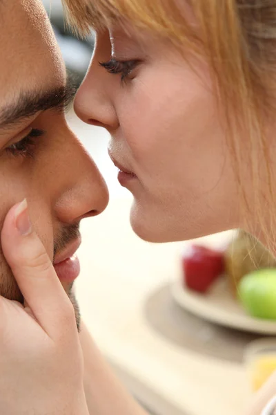 温柔地亲吻的年轻夫妇 — 图库照片