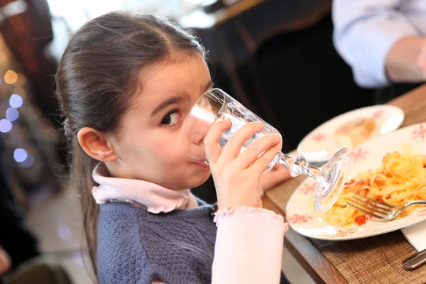 Kleines Mädchen isst Essen im Restaurant — Stockfoto