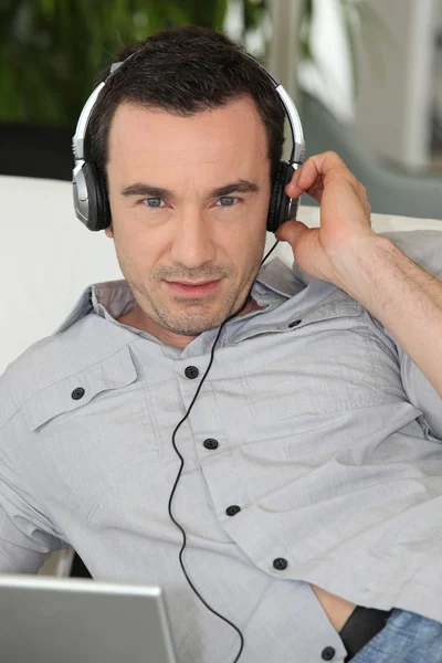 Homme écoutant des écouteurs — Photo