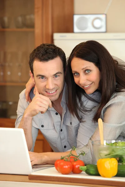 Házaspár a konyhában-ra laptop — Stock Fotó