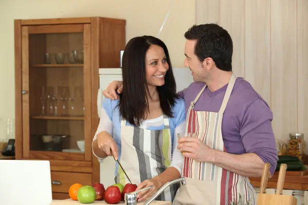 Couple s'amuser à cuisiner ensemble — Photo