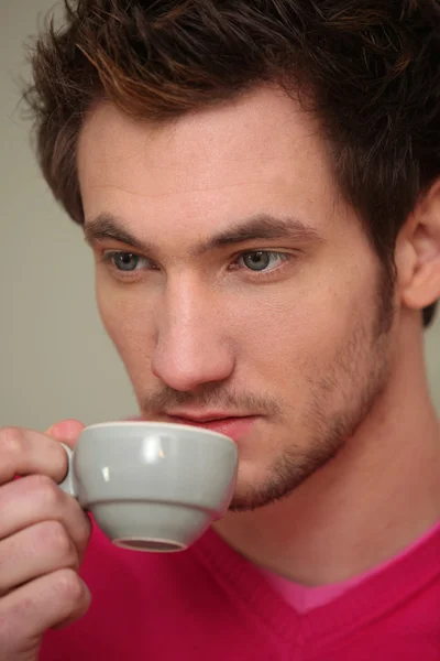 Un uomo serio che beve una tazza di caffè — Foto Stock