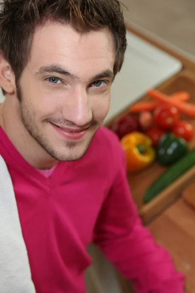 Junger Mann macht Salat — Stockfoto