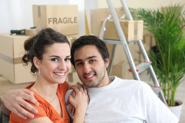 Jeune couple emménageant dans la première maison — Photo