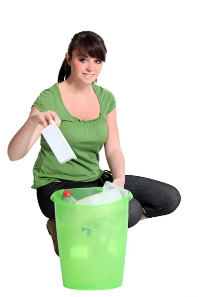 Женщина переработка пластика — стоковое фото