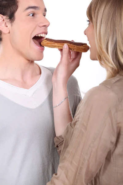Couple mangeant une pâtisserie — Photo