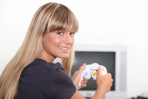 Νεαρή γυναίκα που παίζει βίντεο παιχνίδι — Φωτογραφία Αρχείου