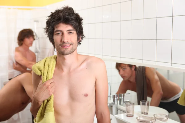 तीन पुरुष घरगुती साथीदार स्नानगृह सामायिक — स्टॉक फोटो, इमेज