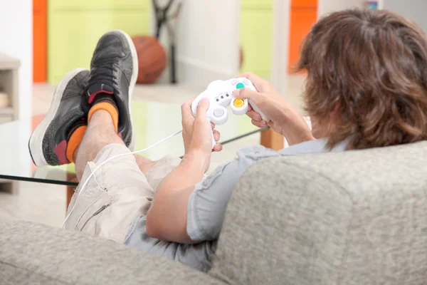 Um adolescente jogando um jogo de vídeo — Fotografia de Stock