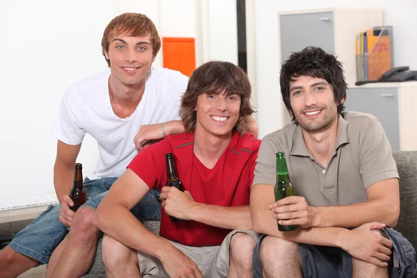Compañeros de cuarto bebiendo cerveza —  Fotos de Stock