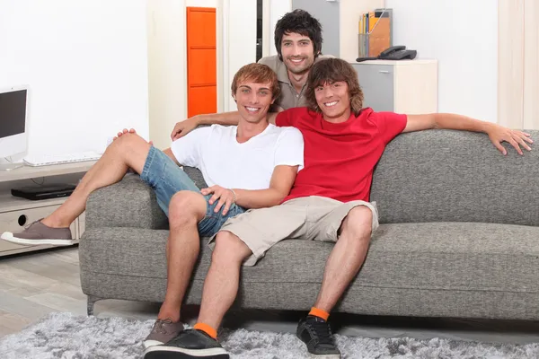 Хлопці на дивані — стокове фото
