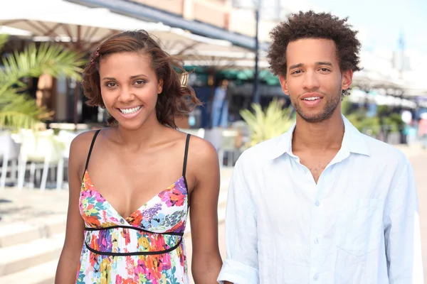 Ungt par går förbi restauranger i sommar — Stockfoto
