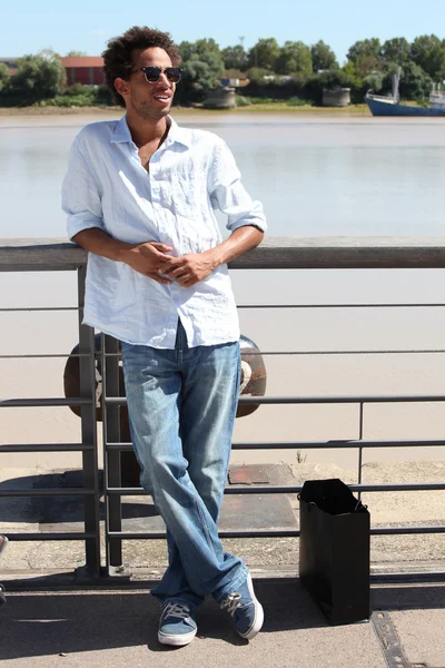 Человек, прогуливающийся по набережной в летний день — стоковое фото
