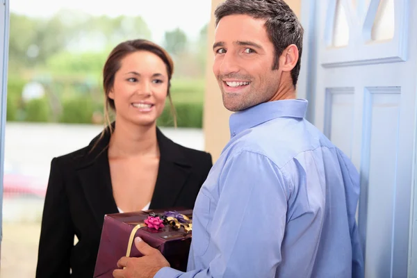 A man receiving a gift from his wife — Stock Photo, Image