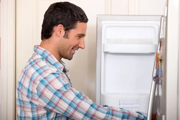 Man opening fridge door — Stock Photo, Image