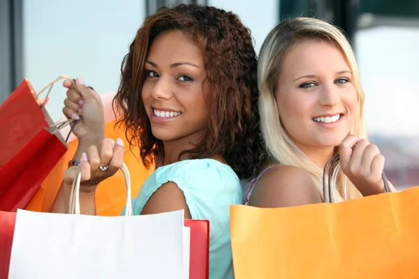 Twee meisjes doen winkelen — Stockfoto