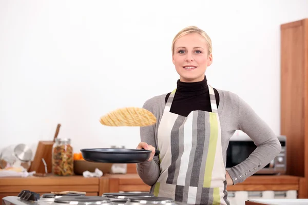 Woman making pancakes — Stock Photo, Image