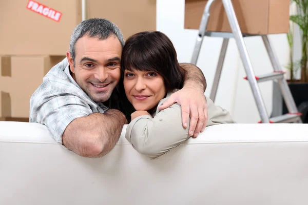 Casal se mudando juntos para um novo apartamento — Fotografia de Stock