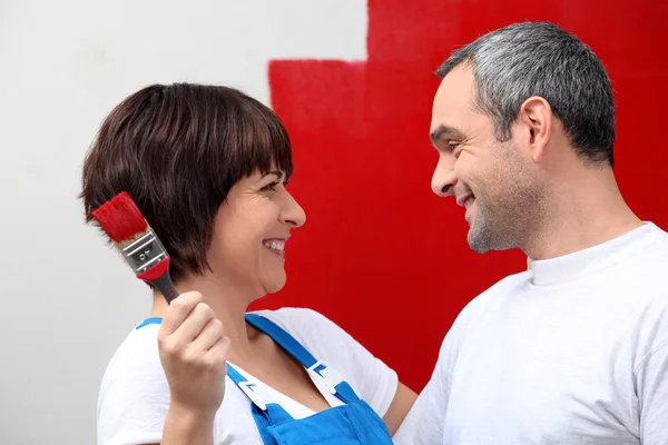 Couple painting wall red — Stock Photo, Image