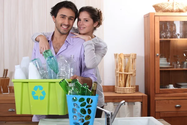 Couple sorting the recycling — Stock Photo, Image