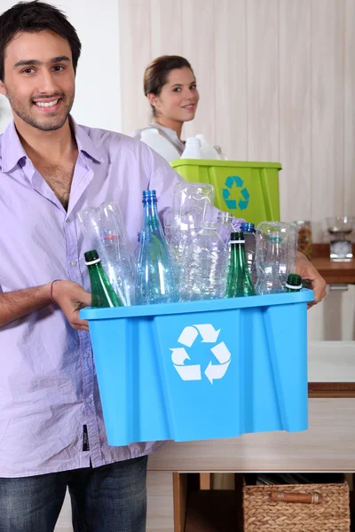 Pareja reciclando botellas de plástico —  Fotos de Stock
