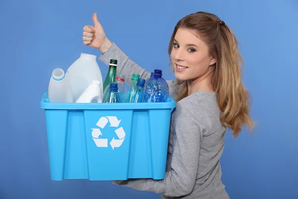 Vrouw recycling van lege flessen — Stockfoto