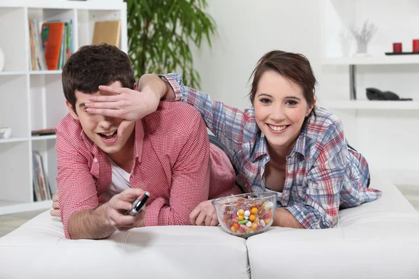 Νεαρό ζευγάρι βλέπει τηλεόραση — Φωτογραφία Αρχείου