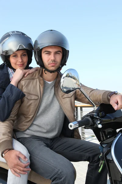 Atractiva pareja montando scooter —  Fotos de Stock