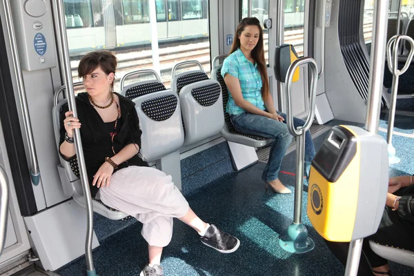 Две девушки едут на трамвае — стоковое фото