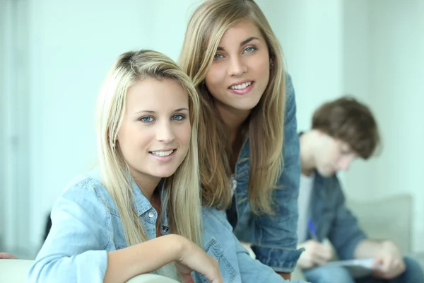 Tre adolescenti che rivedono insieme a casa — Foto Stock