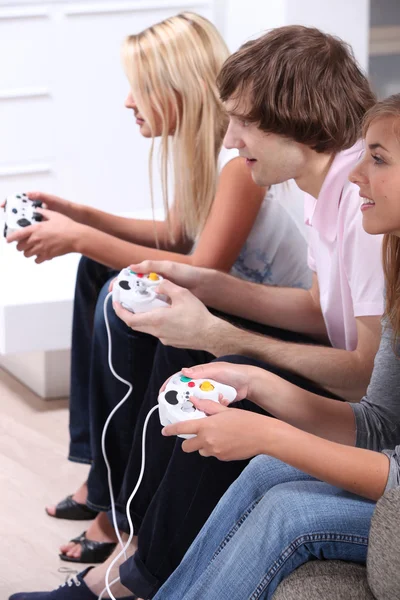 Подростки играют в компьютерные игры — стоковое фото