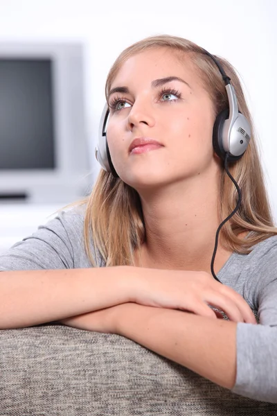 Jong meisje luisteren naar muziek — Stockfoto