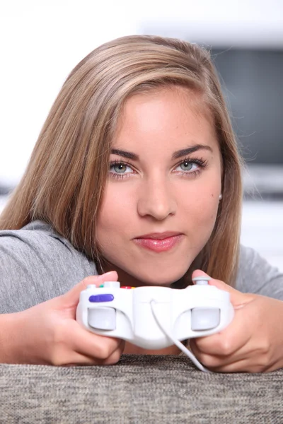 Teenager-Mädchen spielt auf Spielkonsole — Stockfoto