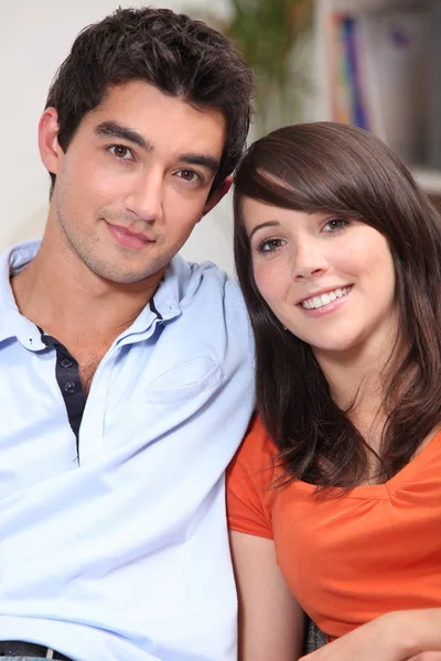 Testa e spalle di una giovane coppia attraente — Foto Stock