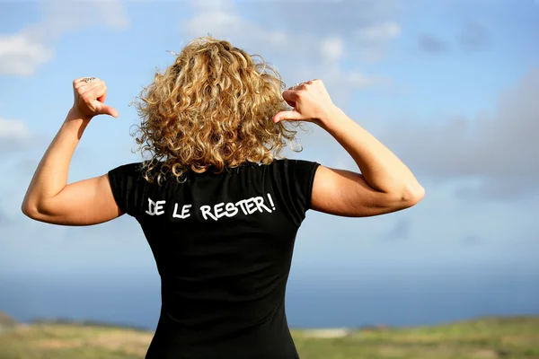 Kvinnan visar baksidan av hennes t-shirt — Stockfoto