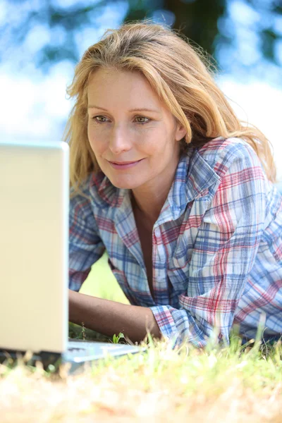 Γυναίκα με φορητό υπολογιστή σε εξωτερικούς χώρους — Φωτογραφία Αρχείου