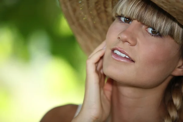 Close-up de uma mulher com chapéu de palha — Fotografia de Stock