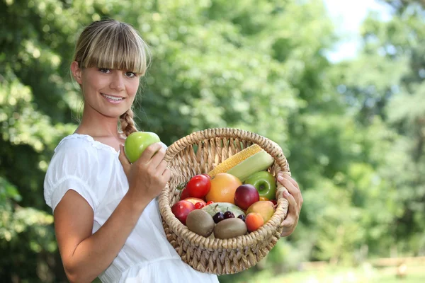 Женщина с корзиной фруктов — стоковое фото