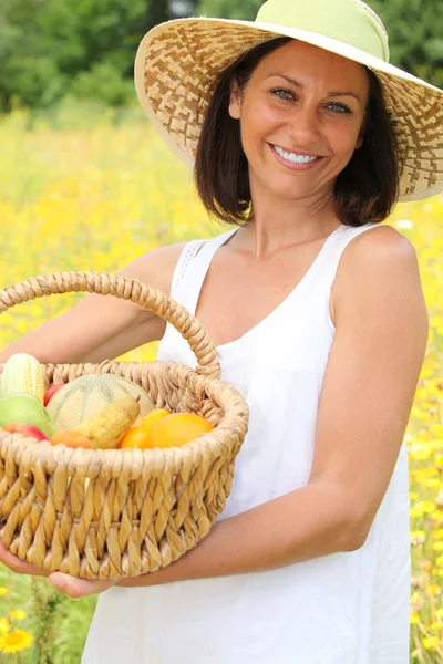 Женщина с корзиной фруктов — стоковое фото