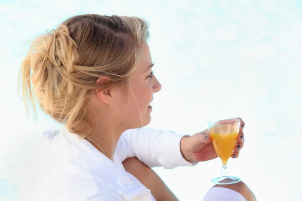 Retrato de una mujer con vaso de zumo de naranja — Foto de Stock