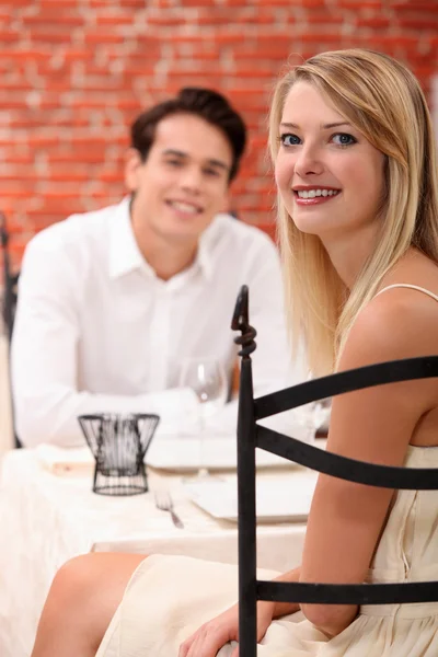 Man and woman dining at a restaurant — Stock Photo, Image