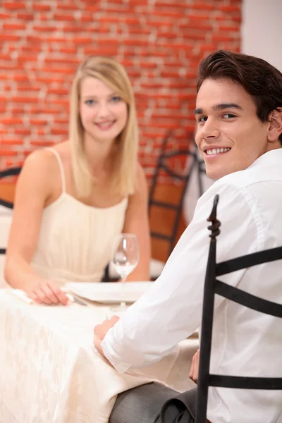 Jeune couple mignon au restaurant — Photo