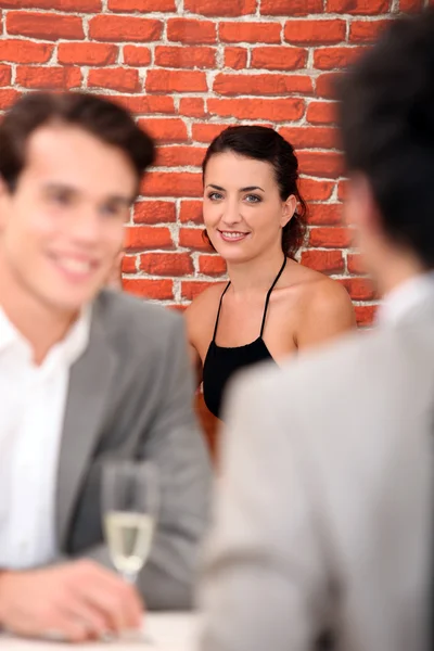 Kvinna i bakgrunden av restaurang — Stockfoto