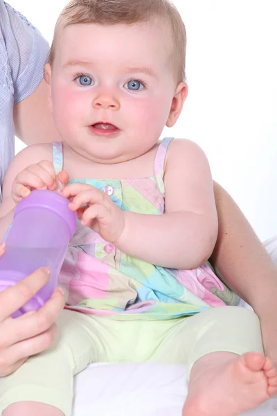 Håller spädbarn — Stockfoto
