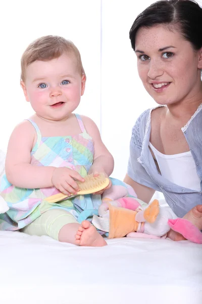 Porträtt av en ung mamma och baby girl — Stockfoto