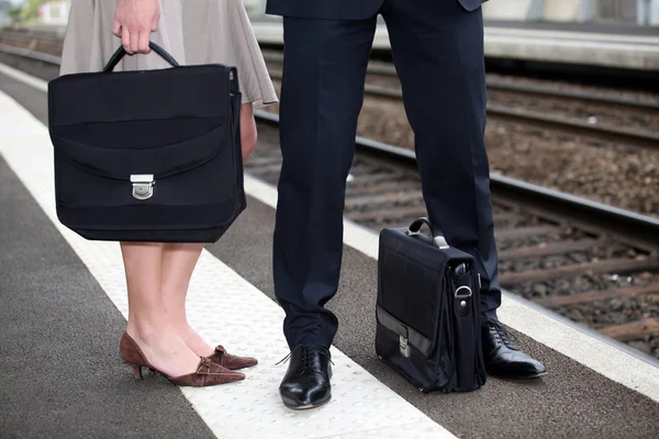 Businesspeople waiting at the trainstation — Stock Photo, Image